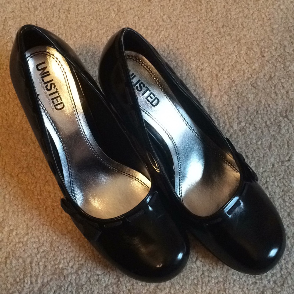 Unlisted black patent leather pumps
